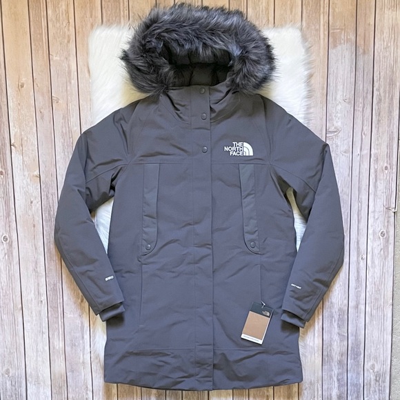 The North Face Women’s New Outerboroughs Parka - Picture 2 of 10
